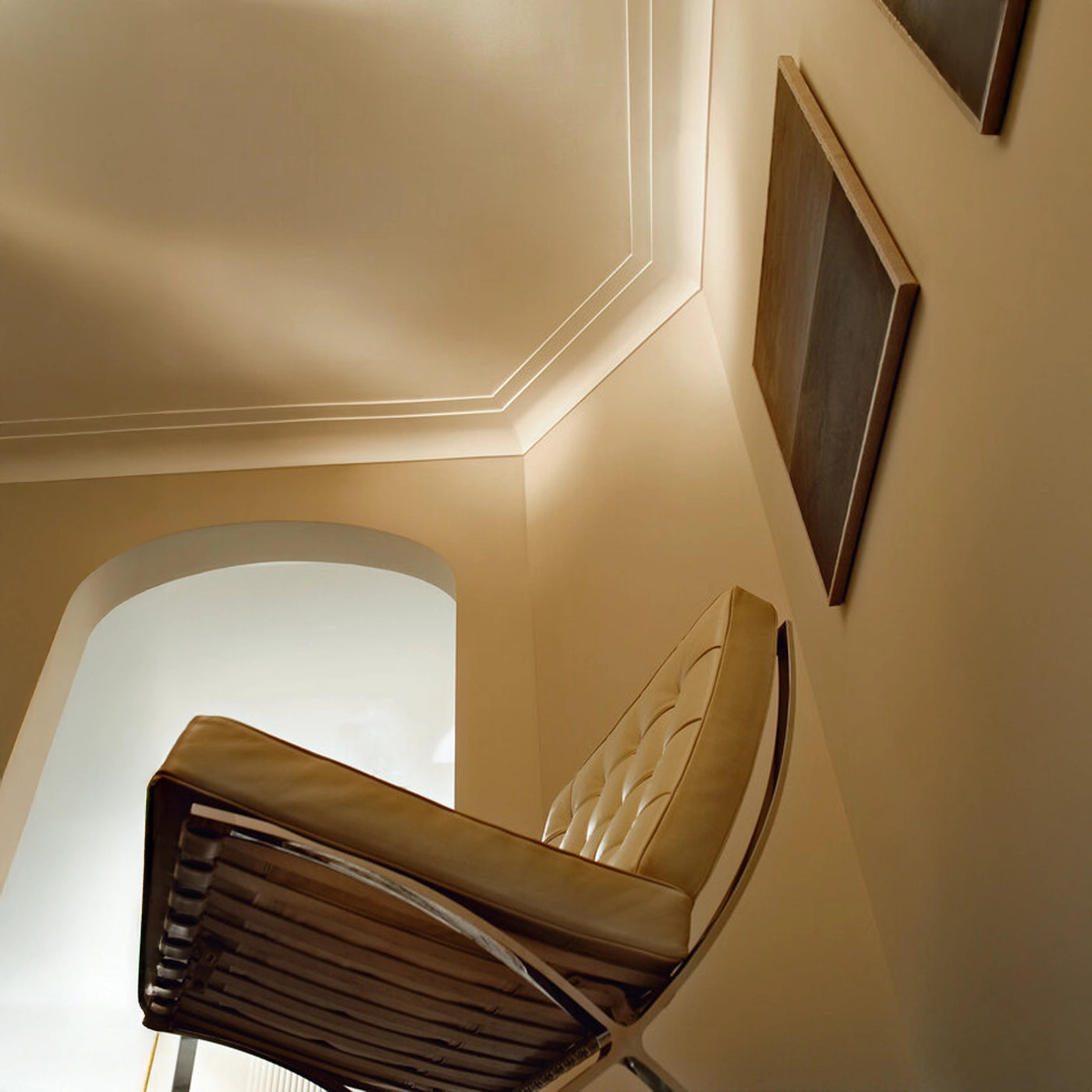 WT22 WALLSTYL® 2M NMC Ceiling Coving on the beige ceiling modern interior | DecorMania UK